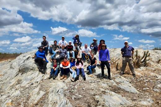 Imagem: alunos do curso de Geologia em viagem de campo