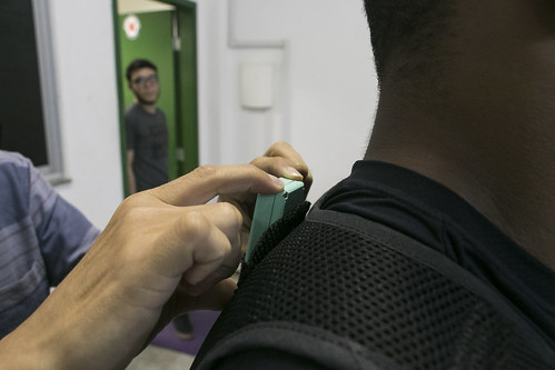 Imagem: Uma pequena placa que contém um acelerômetro, giroscópio e GPS é acoplada ao corpo do atleta (Foto: Viktor Braga/UFC)