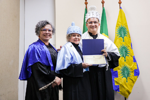 Imagem: entrega do título doutor honoris causa