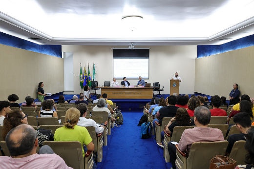 Imagem: pessoas sentadas no auditório da Reitoria